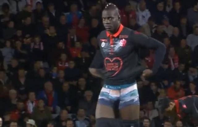 青训小将破门后被队友高高举起