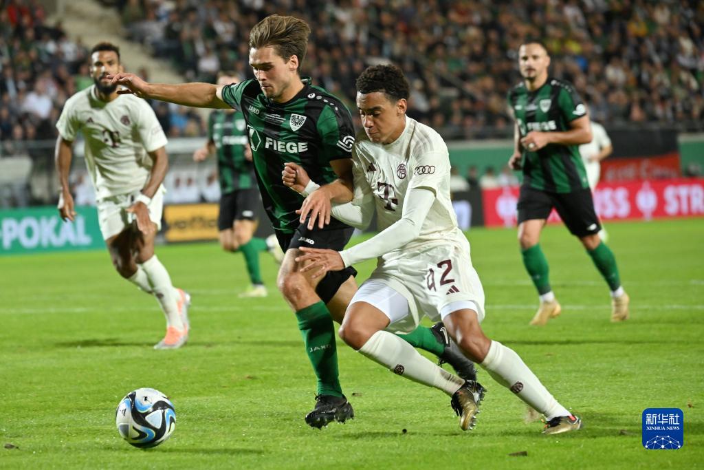 乌尔比希：能与诺伊尔、乌尔赖希一起训练很重要，他们很优秀（乌尔比希：与诺伊尔、乌尔赖希一同训练意义重大，他们都很出色）