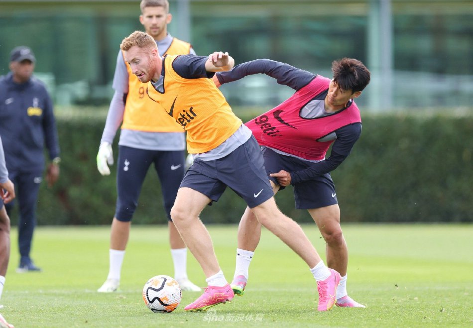 欧冠淘汰赛前瞻：巴萨客场挑战曼联,（欧冠淘汰赛前瞻：曼联主场迎战巴萨）