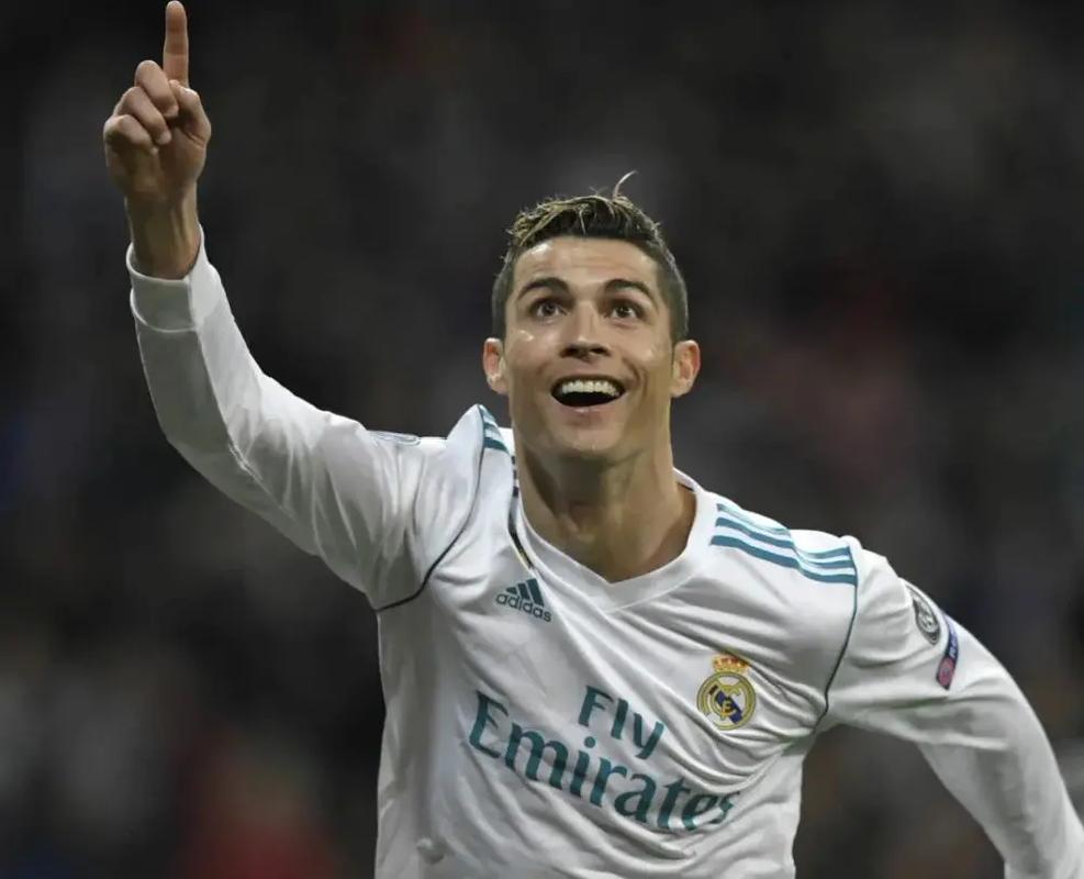 自吉鲁以来，姆巴佩是首位欧冠上演大四喜的法国球员（姆巴佩成继吉鲁之后欧冠首位上演大四喜的法国球员）