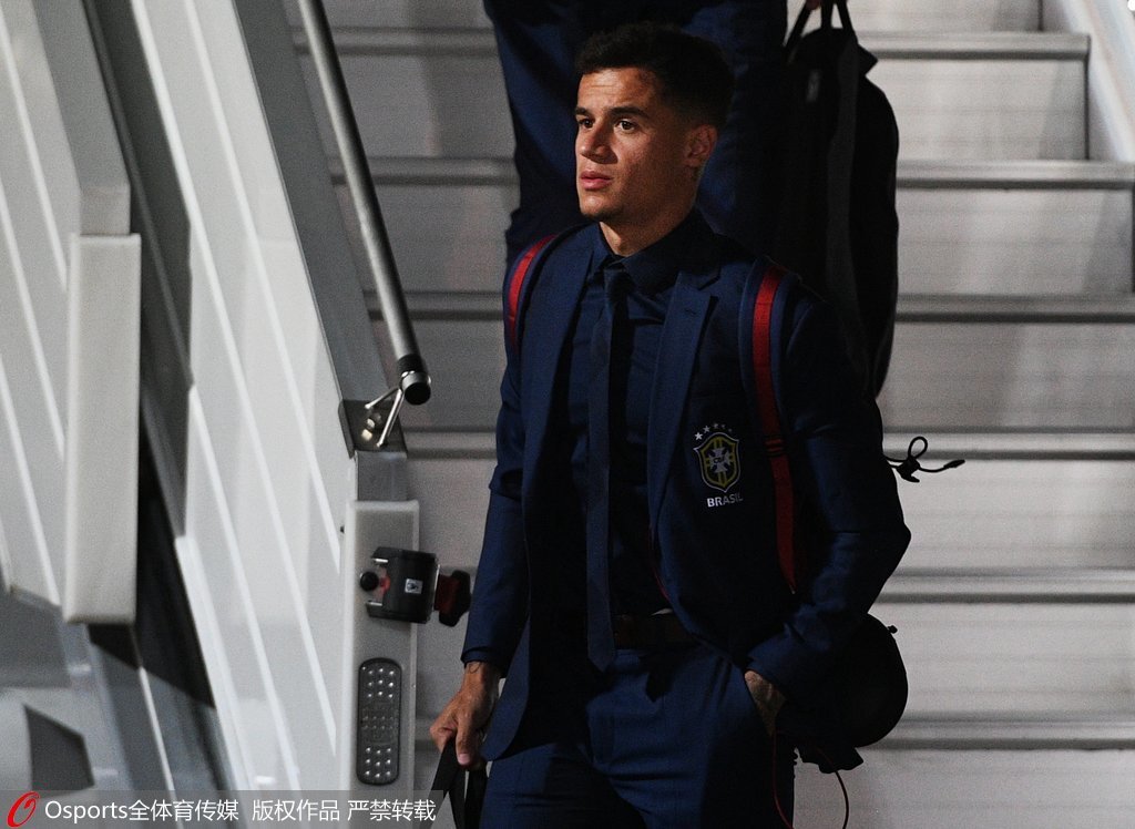 热爱皆平等，河南球迷赛前在球场外声援阿奇姆彭（热爱无差别：河南球迷赛前场外力挺阿奇姆彭）