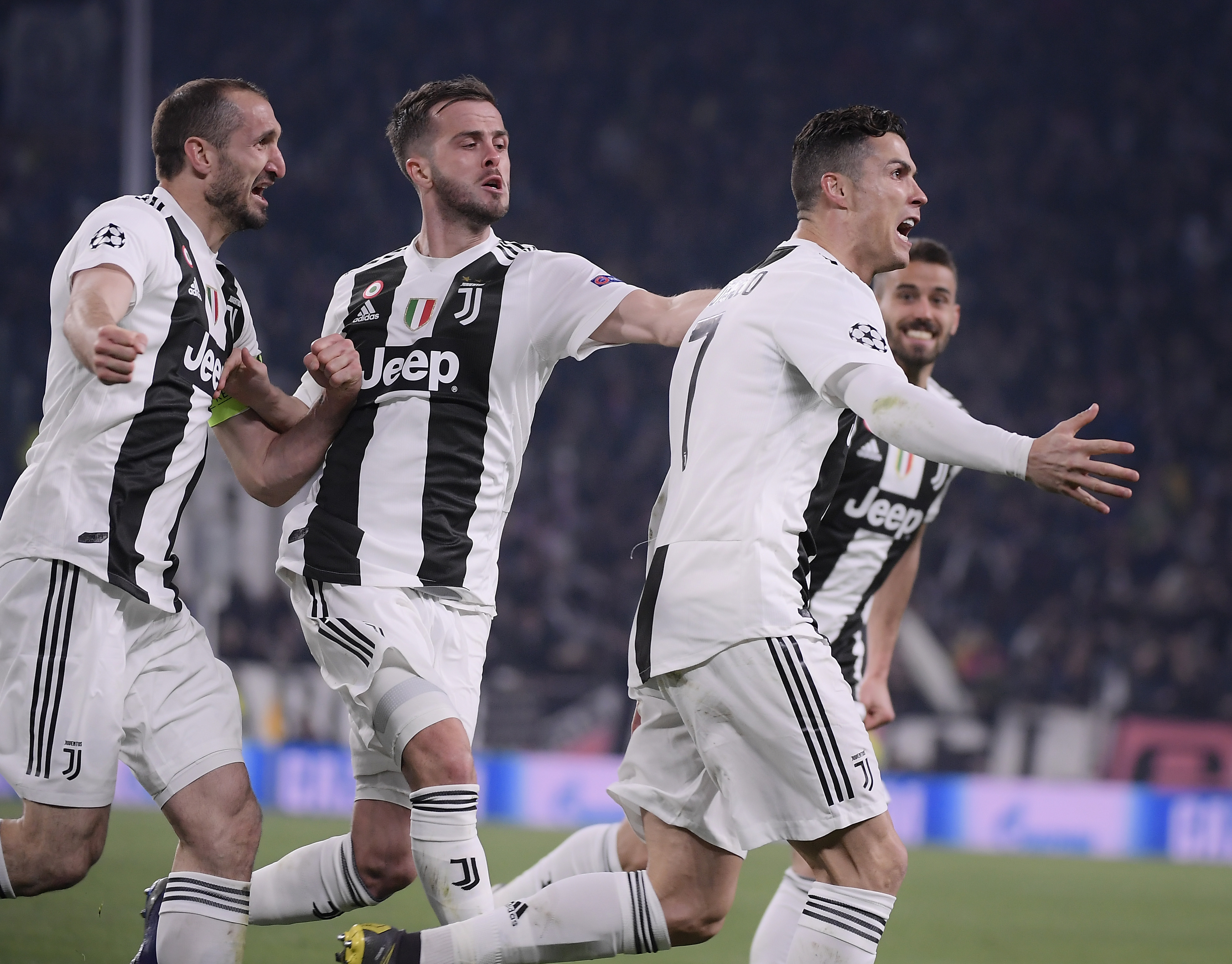 广东启程俱乐部杯！萨姆纳不提裤子，奎因帅气，杨溢也随队出征！（广东启程俱乐部杯开战：萨姆纳造型随性，奎因帅气依旧，杨溢随队出征）